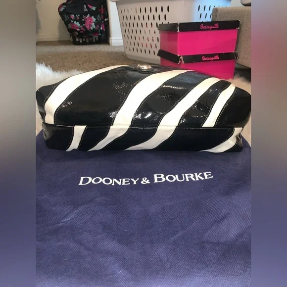 Rare Authentic Dooney & Bourke Purse w/ Dustbag